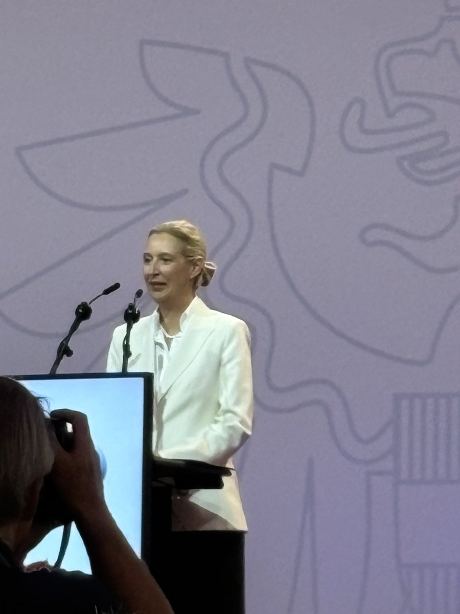 SandroWaldmann's tweet photo. 70 Jahre FPÖ. Hofburg. Mit Alice Weidel, Geert Wilders und Viktor Orbán. Marsch zum Stephansplatz mit Herbert Kickl. Ein starkes Zeichen!

#FPÖ #70JahreFPÖ https://t.co/zE8V6eJXvz