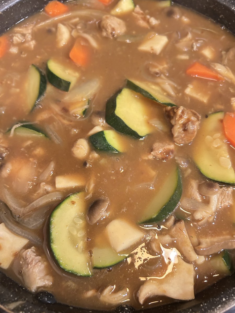 Mitan0602's tweet photo. ズッキーニとエリンギのカレー🍛

コトコト煮込んで出来上がりー！
#おうちごはん https://t.co/kBHxkfubmS