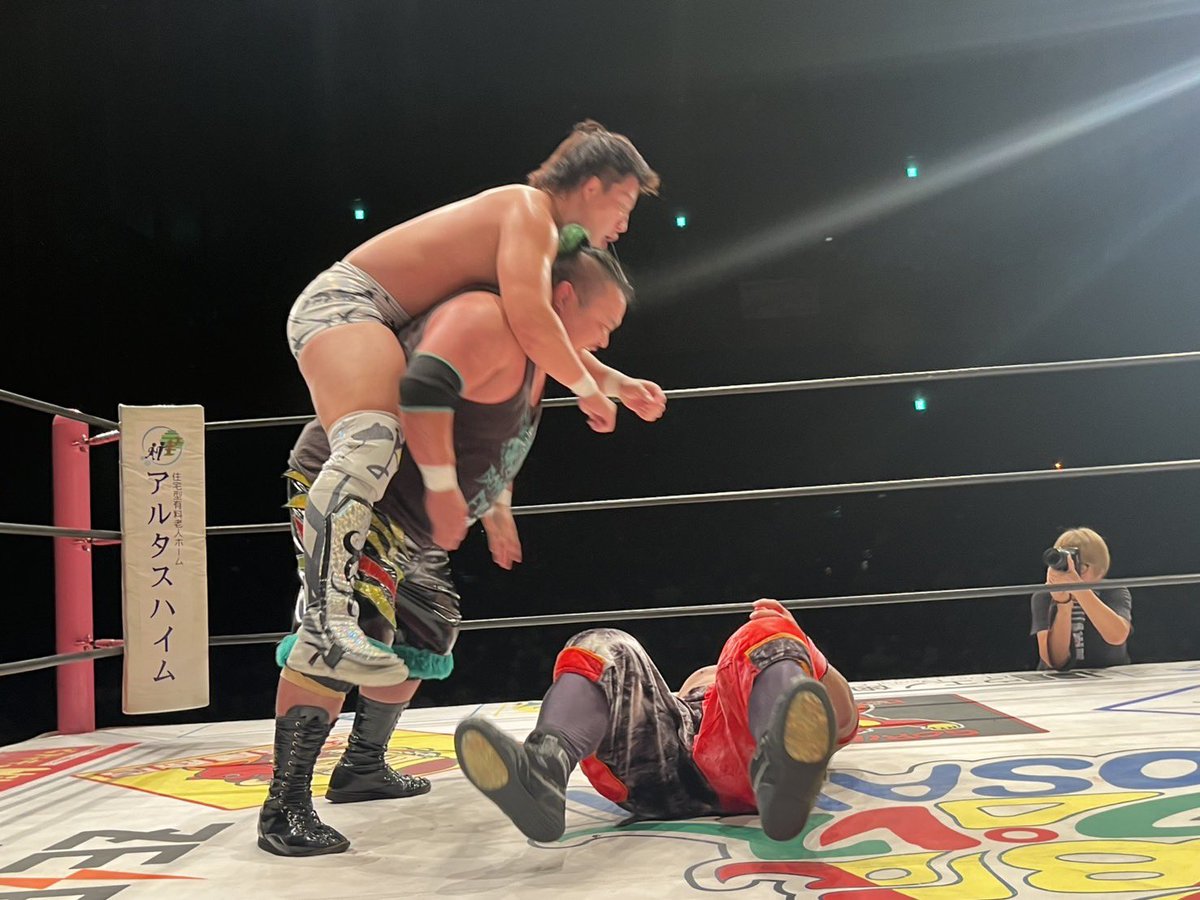 osakapro's tweet photo. 『川西プロレスまつり2026』

【株式会社ネクサス presents】

第3試合
HUB、○SUZAKU vs 三原一晃、●水野翔
（13:02 真昼の月）

先発はVerteX対決。レスリングの攻防から打撃戦へ展開し、まるでスパーリングのような高度な攻防を繰り広げる。
HUBと三原が激突。HUBのタックルを受けてもびくともしない三原！逆に吹き飛ばし、熊のようなアピールで会場を沸かせる。

水野とSUZAKUは華麗な動きと打撃を織り交ぜた攻防。水野がミドルキックを決める。
SUZAKUが三原に捕まり苦しい展開に。しかしSUZAKUはスワンダイブ式ミサイルキックで逆転！

タッチを受けたHUBはシッポを使って大暴れ。水野へシャイニングからアンクルホールドを決める。水野もスープレックスからサッカーボールキックで反撃。

SUZAKUと三原の攻防では、レッグラリアットからその場飛びムーンサルトを決めるも三原には効かず。SUZAKUはロープを利用したティヘラで対抗。
しかし三原、水野はおんぶプレスで逆転。SUZAKUは2人を利用したスイングDDTを決め、重なった2人へHUBをフランケンシュタイナーで叩き落とす荒技。
最後はふらふらの水野へSUZAKUが真昼の月を決め、勝利を飾った。

#大阪プロレス