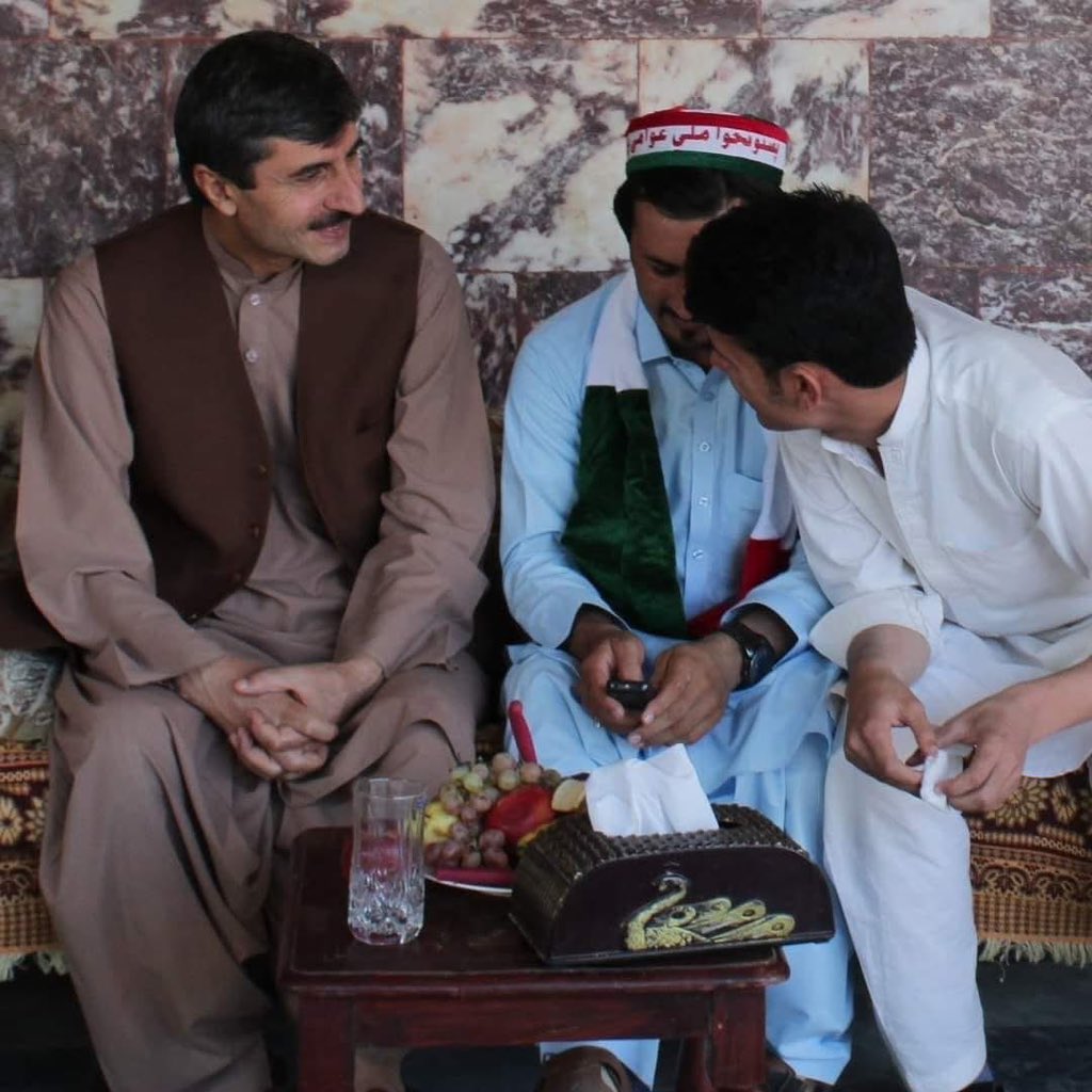 zee_mohib's tweet photo. 21 جون هغه توره ورځ په کومه ورځ چي زه مونږ نه شهيد عثمان لالا له منځه تلي وو
دا هغه دروند غږ و چي تل لپاره خاموشه پاتي شو
رياست پاکستان تل هغه خلک له منځه وړي دي کومو خلکو چي د خپل وطن لپاره، امن، پرمختګ او یوالي لپاره کار کړی دی
#StateKilledUsmanKakar 
#RememberingUsmanKakar https://t.co/2IAeWCLm5u