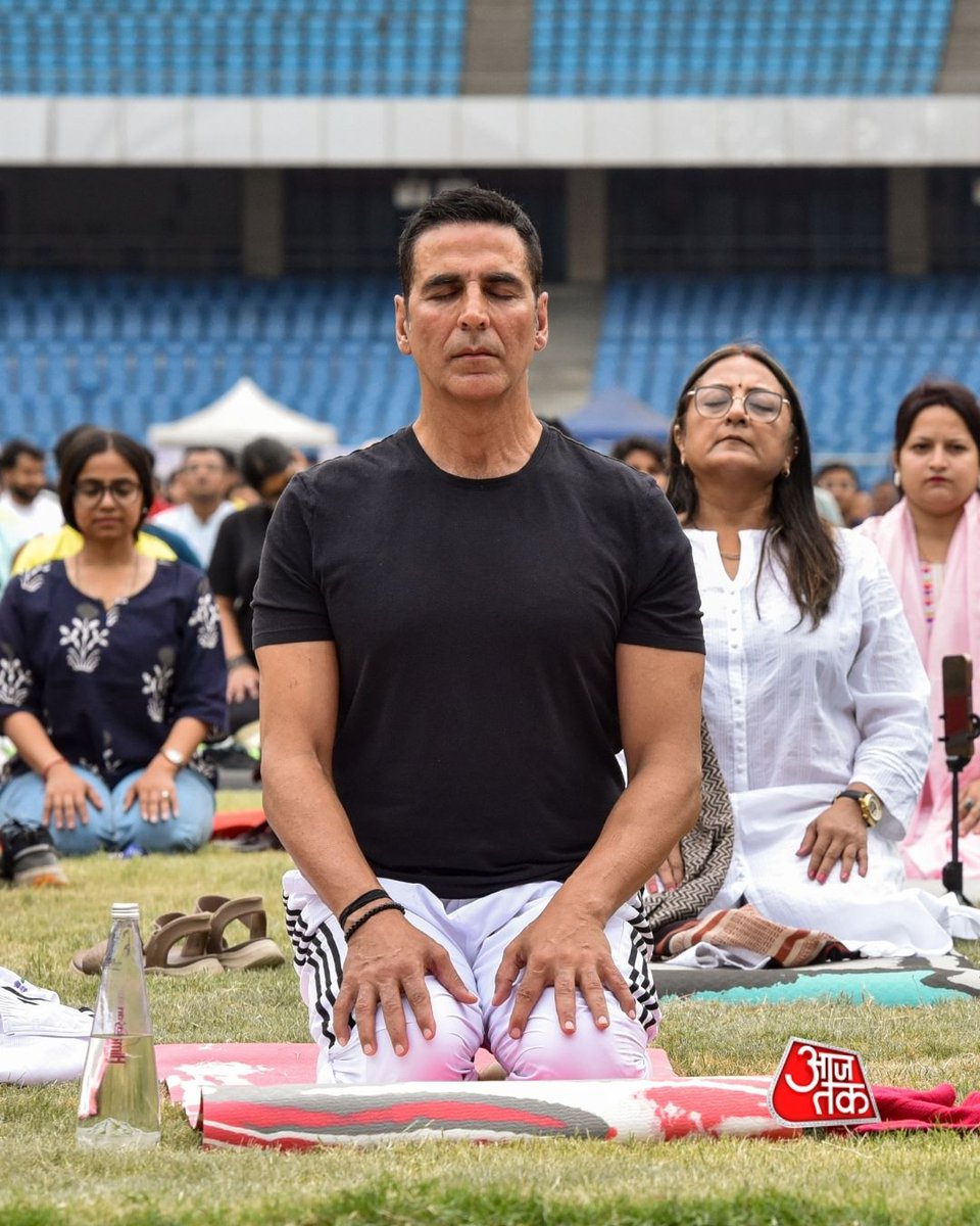 aajtak's tweet photo. दिल्ली: अभिनेता अक्षय कुमार ने दिल्ली में 12वें सालाना अंतरराष्ट्रीय योग दिवस समारोह में हिस्सा लिया और योग किया.

#AkshayKumar | #InternationalYogaDay | #YogaDay2026 | #AajTakSocial | #ATPhotoblog https://t.co/XGw5d1unDC