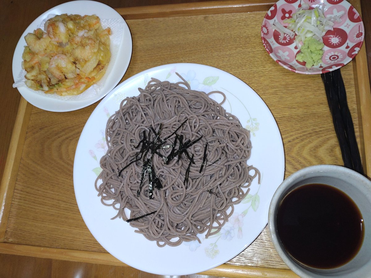 funkysakai's tweet photo. 父の日にもらった　台湾パイナップルビールが美味い　飲みながら天ザルをいただく　天ぷらはかき揚げ　仕上げはそば焼酎のそば湯割　最高🎶 https://t.co/DqOjVZk0QE