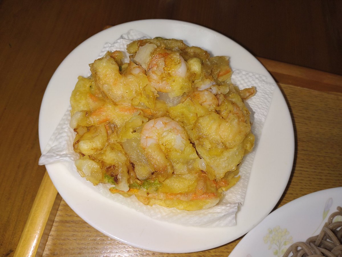 funkysakai's tweet photo. 父の日にもらった　台湾パイナップルビールが美味い　飲みながら天ザルをいただく　天ぷらはかき揚げ　仕上げはそば焼酎のそば湯割　最高🎶 https://t.co/DqOjVZk0QE