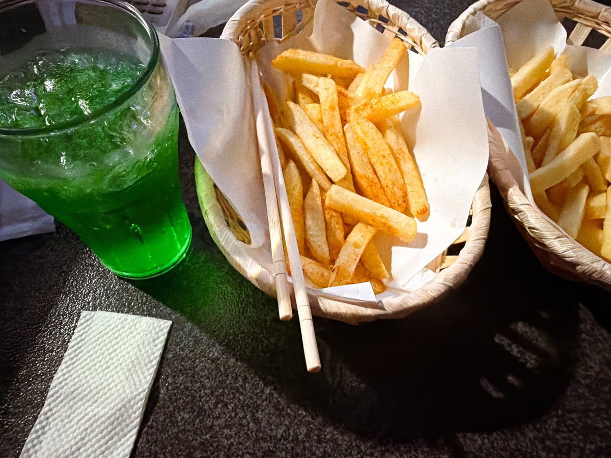aneja0119's tweet photo. カラオケ来てポテト食べ放題www
歌ってるからカロリーマイナスやろ？？🤣🤣🤣 https://t.co/pAnXukf5VD