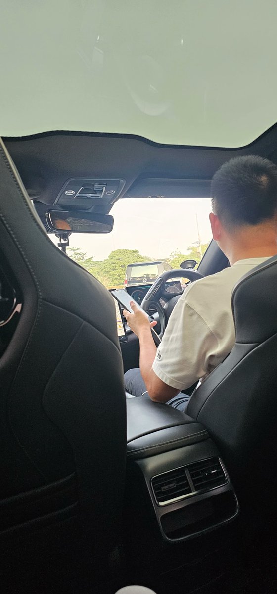 AkatsukiAlpha88's tweet photo. Jadi gue yang sungkan duduk di belakang drivernye

cc : mellamua https://t.co/QMxpK7ioMI