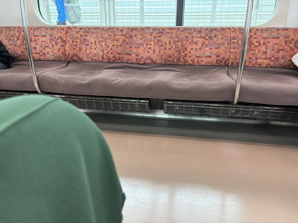 OGrgu's tweet photo. サッカー・ワールドカップと父の日の影響か…中央線上りはガラガラです😅
吉祥寺までご馳走を買いにGO🚃 https://t.co/x3yHfwIGxV