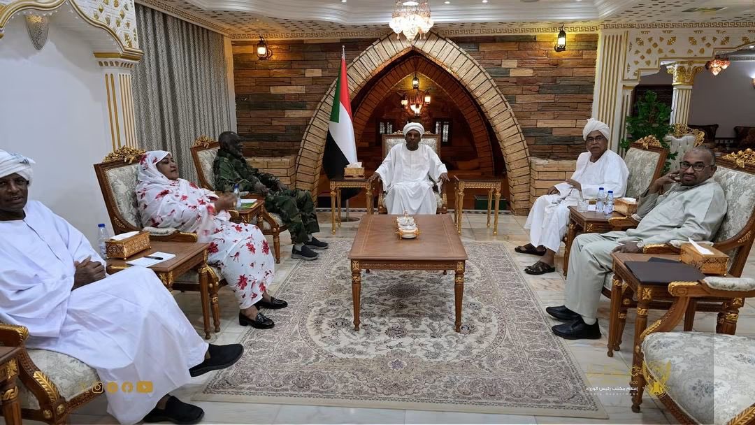 JUJYJOL's tweet photo. اللجنة الاقتصادية في صورة ، طبعا سبب البلا عارف نفسو لي درجة بقا 24 ساعة لافي بالكاكي نظام تقيلوني 23 يدور طوالي .
عارف نفسو اي درجة كلهم بعاينو في الكاميرا إلا هو مقبل وشو .
في النهاية طبعا حيقيلو كامل إدريس ككبش فداء زي كل القبله مو شان شي مشان البرهان خايف من ال23 فقط لا غير 

#السودان