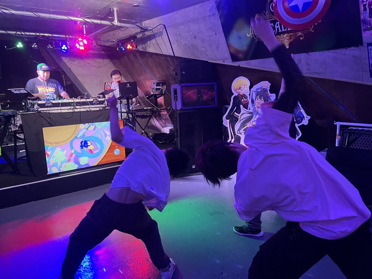 hi30020's tweet photo. 全人類スポーツバーでワールドカップ観てるのに、このバーなんかアニメの映像とか流れてて変すぎる

オタクくん逆張りエグいって笑笑笑‼️‼️
#FLBK https://t.co/KK6iJVWHBq
