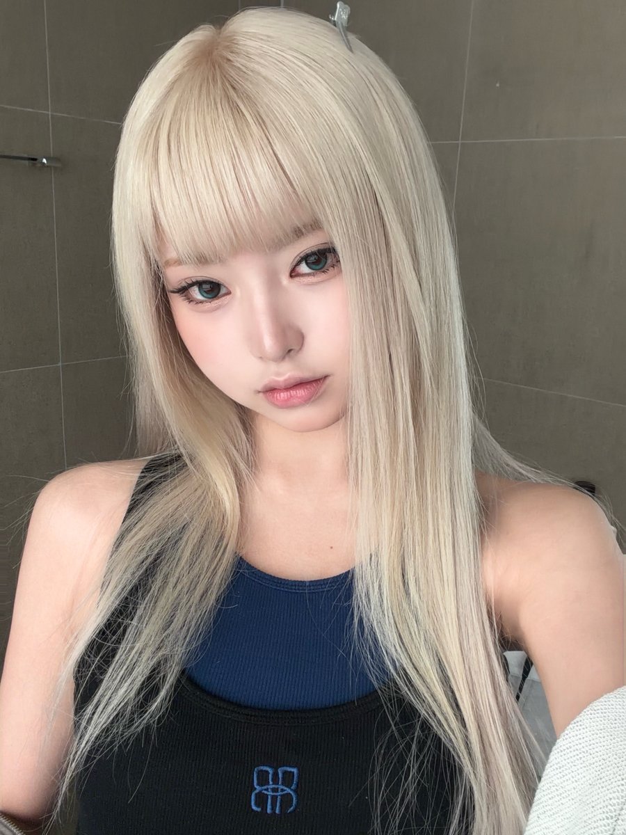 hamukwak's tweet photo. Idly blinked and my blonde roots are gaining ground unawares https://t.co/1GhZ4pXm2j
