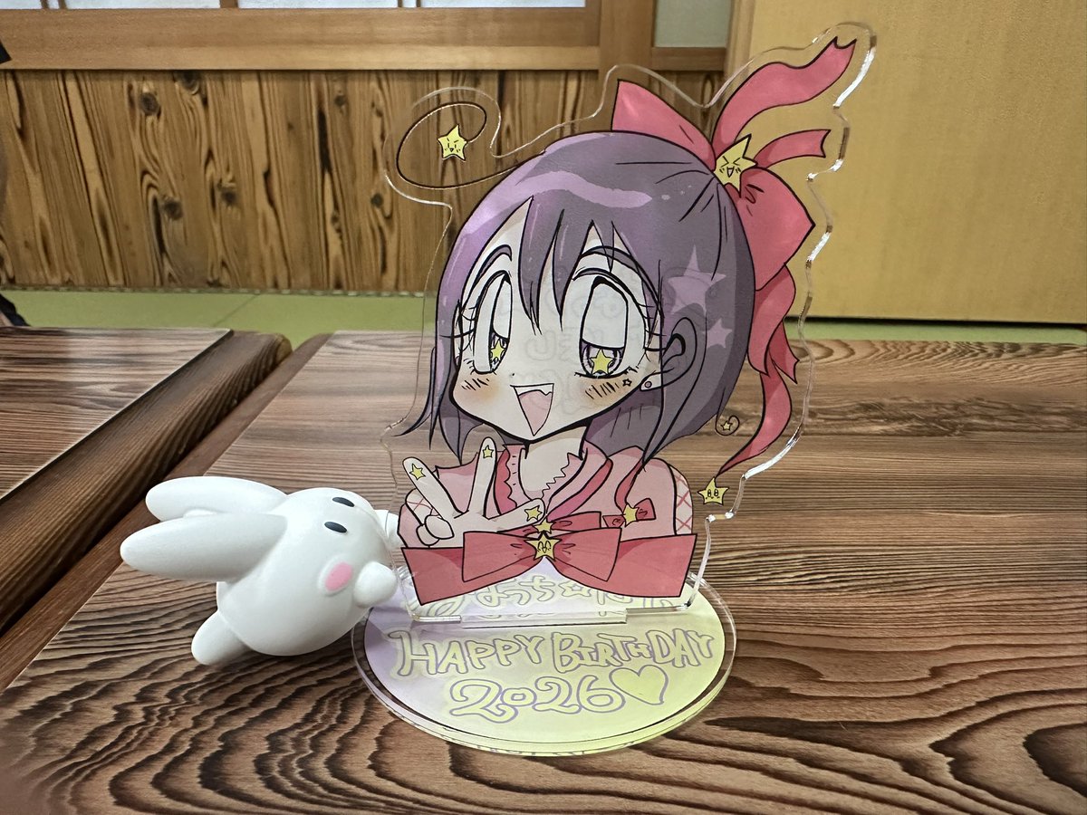 runaction_hoshi's tweet photo. ファンミーティングにて、有志の方からアクリルスタンドを贈呈いただきました- ̗̀🎁 ̖́-
イラストは成瀬瑛美(@eitaso )先生です💛🌟
裏やスタンドにもメッセージがありとても可愛いです😭✨
ファンの皆様、えいたそさん、ありがとうございます！！！ https://t.co/S1CLFOzCZW