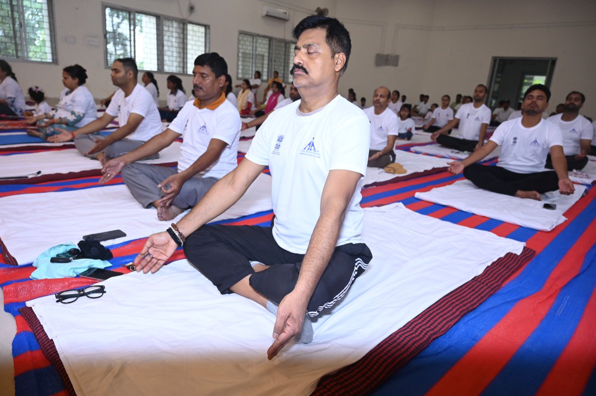 aaiRanchiApt's tweet photo. On the occasion of #IDY2026, a Yoga session was organised  under the theme #YogaForHealthyAgeing. The the session saw enthusiastic participation from airport staff, highlighting yoga's role in promoting physical well-being, mental wellness and healthy ageing. https://t.co/3JvAW40RnZ