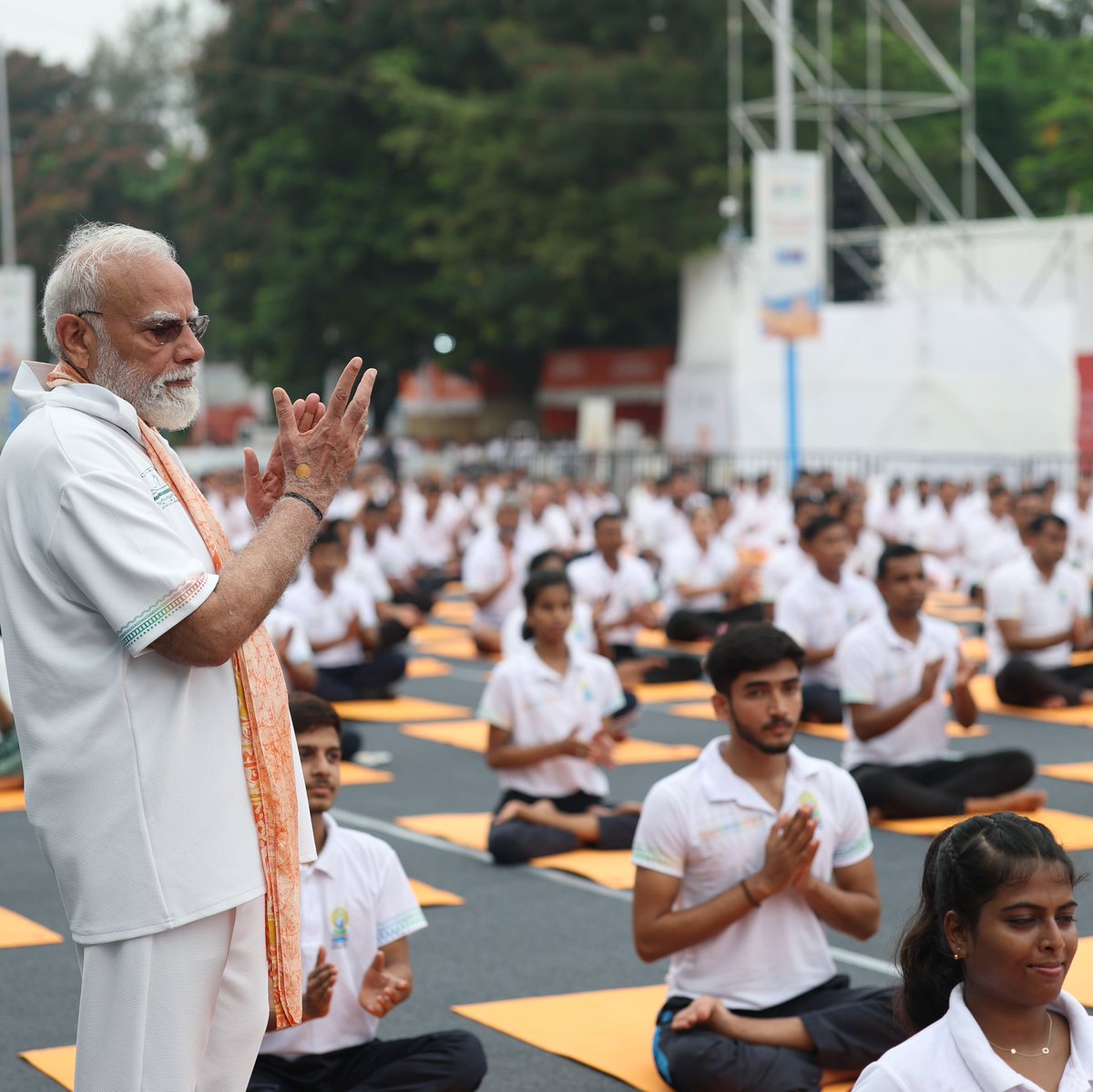 BJP4Mumbai's tweet photo. योगः स्वास्थ्यस्य गुरुकिल्ली।

#InternationalYogaDay2026 निमित्त माननीय पंतप्रधान @narendramodi जी यांनी कलकत्ता येथे रेड रोड वर आयोजित करण्यात आलेल्या योगाभ्यास कार्यक्रमात सहभाग घेतला. https://t.co/ftlPvfBVEW