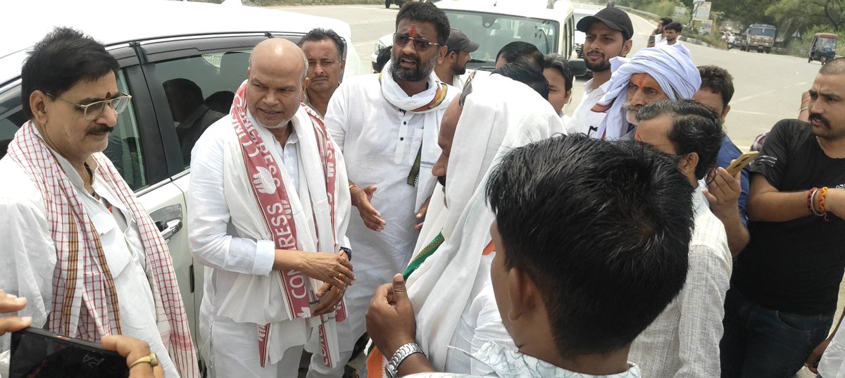 INCBihar's tweet photo. आरा  में जिला कांग्रेस परिवार के साथियों ने बिहार प्रदेश कांग्रेस अध्यक्ष श्री @rajeshkrinc जी का गर्मजोशी से स्वागत एवं जोरदार अभिनंदन किया।
#BiharCongress https://t.co/3urBrccTW8