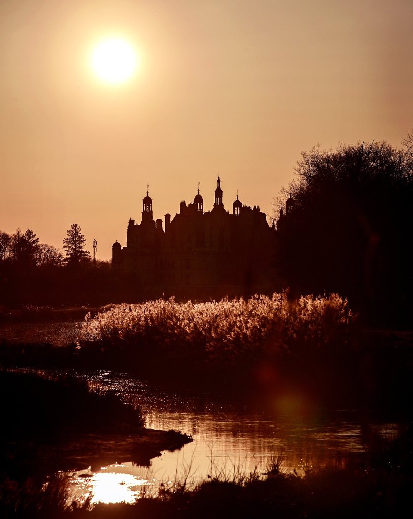 domainechambord's tweet photo. Spectacle au @domainechambord 👁️👀 

Un instant rare, suspendu entre nuit et jour, entre rêve et réalité. 🇫🇷 📸

Aujourd’hui, le soleil atteint son point culminant : c’est le solstice d’été. 🌞

#Solstice #Été #solstice2026 https://t.co/vAGydNmirA