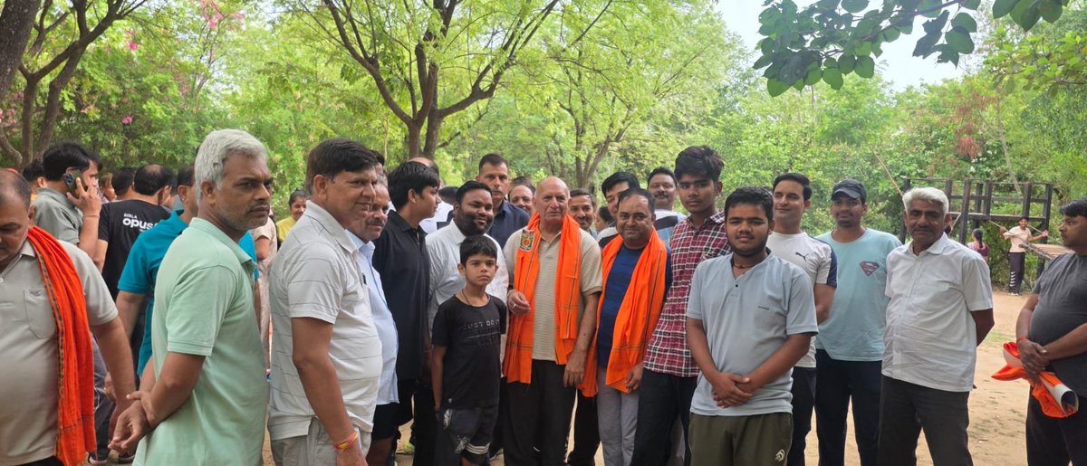 AshokParnamiBJP's tweet photo. आज सेवा भारती समिति द्वारा सिल्वन पार्क, आगरा रोड में आयोजित योग कैंप में शामिल होकर गणमान्य लोगों के साथ योग किया। ​सामूहिक रूप से योग करने से शरीर को एक नई ऊर्जा और मन को असीम शांति मिली।
​आप सभी को योग दिवस की हार्दिक शुभकामनाएँ!
#YogaDay2026 #SevaBharati #SylvanPark #AgraRoad https://t.co/1vf9w5lXCB