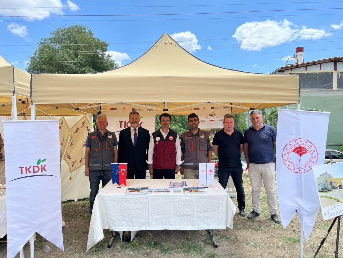 tkdksinop's tweet photo. 🕊️ Büyük bir coşkuyla ilki gerçekleştirilen #Saraydüzü #CumaovasıLeylekŞenliği ne katılım sağlayarak potansiyel yatırımcılarımızı Kurumumuz #kırsal kalkınma destekleri hakkında bilgilendirdik. 
Leyleklerimizin bereketi Cuma Ovası’nın üstünden eksik olmasın. 
#LeylekŞenliği https://t.co/AnZJdJ0pfw