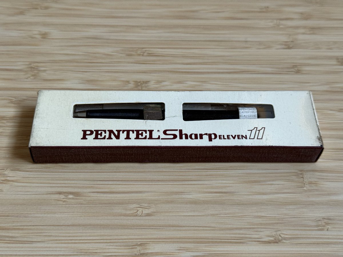 haruca_st's tweet photo. #購入品
#文房具
#stationery
Pentel Eleven 0.5mm 初期
この時代の箱付きは初めて手に入れました。 https://t.co/NIVYNIHfg0