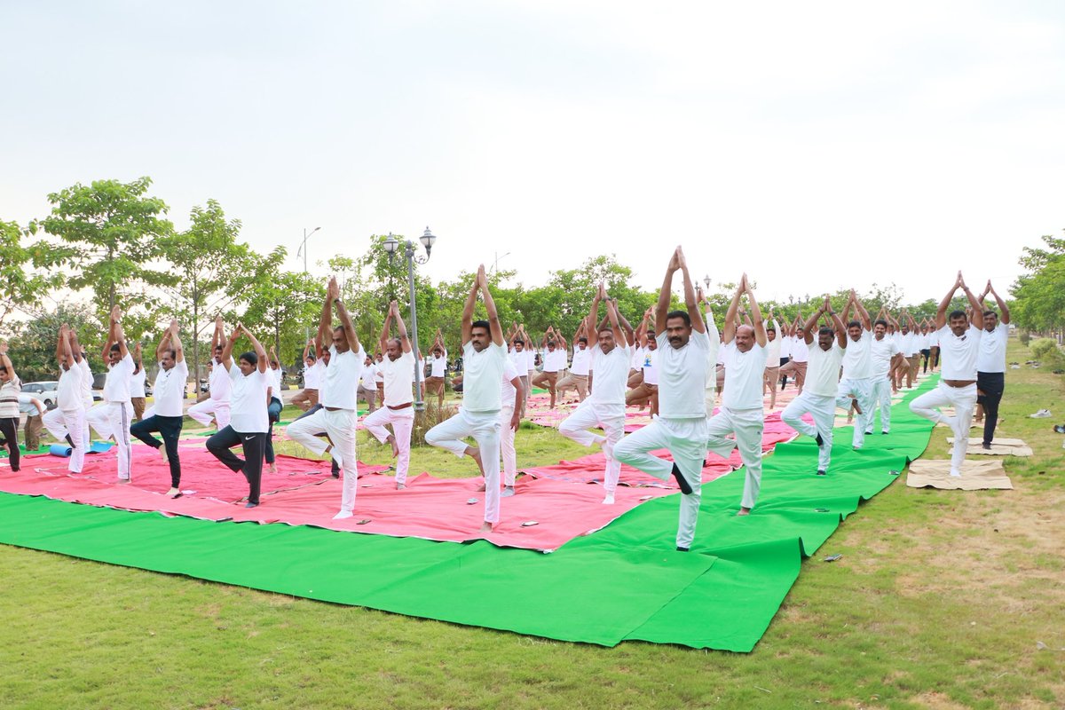 siddipetcp's tweet photo. On the occasion of #InternationalYoga Day, a special yoga session was organized at the CP Office. CP Rashmi Perumal, IPS, along with police personnel and staff, actively participated in the session, practicing asanas for physical fitness and mental well-being. #YogaForWellbeing https://t.co/uTD3SS7Snm