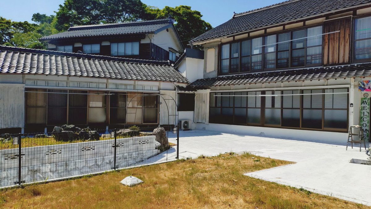 BeachOutdoor's tweet photo. 2026/6/21（日）

鳥取県岩美町
民宿ALOHA🌺🌿

写真は、玄関入った所＆シャワーやお風呂の建物＆真っ白に塗装した庭です😊✨

建物も庭も石垣も、真っ白に塗ってみました😁✨

Free!ファンの皆様　ALOHA合宿🌺🌿どうぞ〜

民宿ALOHA🌺🌿
ご予約＆お問合せ
電話　07091937373 https://t.co/BU152wvmd2
