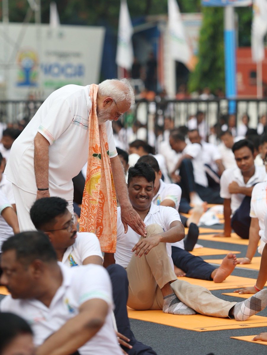 BJP4Gujarat's tweet photo. આંતરરાષ્ટ્રીય યોગ દિવસ નિમિત્તે કોલકાતા ખાતે માનનીય પ્રધાનમંત્રી શ્રી @narendramodi જીની પ્રેરણાદાયી ઉપસ્થિતિમાં સામૂહિક યોગાભ્યાસ...🧘‍♂️

 #YogaForHealthyAgeing https://t.co/9Z0DPhhl8z