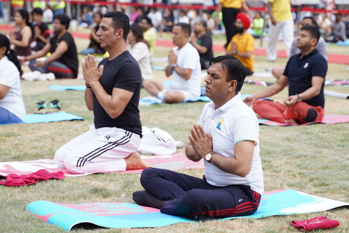 FitIndiaOff's tweet photo. BIGGEST YOGA CELEBRATION OF THE YEAR!
Delhi's JLN Stadium came alive this #InternationalDayOfYoga as HMYAS Dr. @mansukhmandviya led the celebrations.
@akshaykumar joined the yoga session with 1000s others. 
Morning was a reminder of "Yoga For Healthy Ageing".
#IDY2026 #FitIndia https://t.co/R7Hsj23G1b