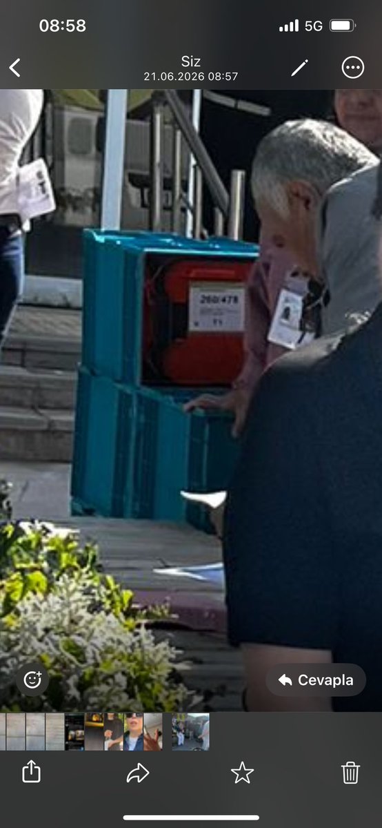 AsaletSalg's tweet photo. Eskişehir Teknik Üniversite de takip edilen güvenlik kameraları var mı ?
Vardır diye düşünüyorum..
Yoksa bende bu fotoğrafların çekildiği saatler mevcut.
08:48 de kalabalığın içinde banklarda mühür kontrolü ve sınav kâğıtları daha yeni geldi.
09:30 da öğrenciler içeriye alınacak. https://t.co/3HhdjafOuI