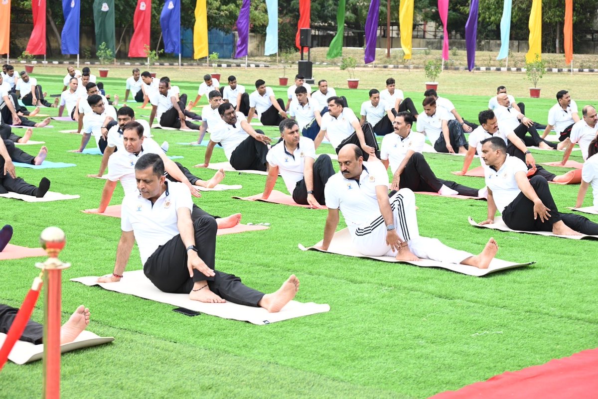 igpnscrpf's tweet photo. DG CRPF participates in International Yoga Day at SDG camp / NS ,highlighting this year’s theme and inspiring personnel towards wellness and discipline. A proud moment reflecting strength, unity, and the glory of yoga. #CRPF #InternationalYogaDay https://t.co/Hi8LVmDCCA