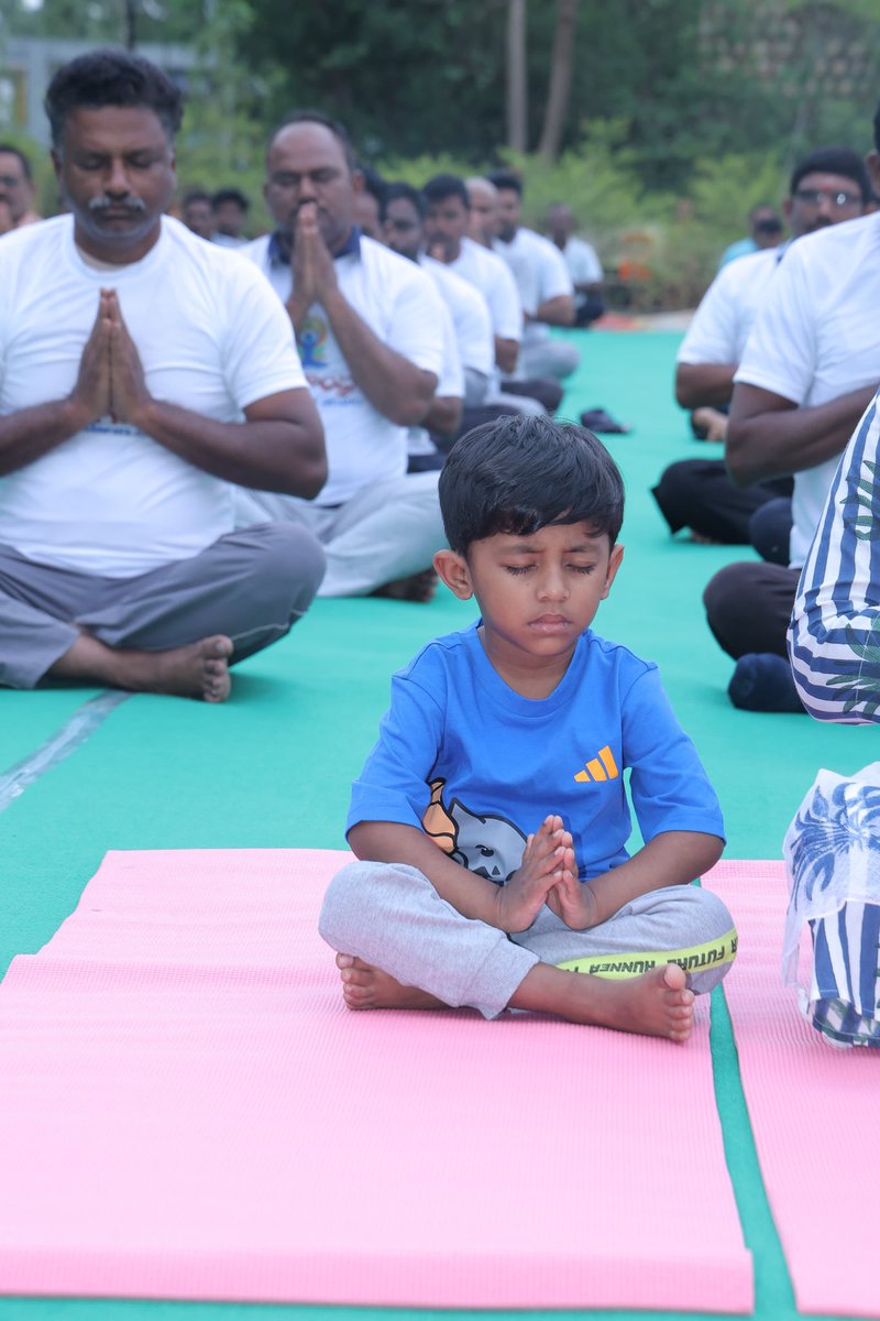 IamDrLakshmiG's tweet photo. అంతర్జాతీయ యోగా దినోత్సవం - యోగాంధ్ర కార్యక్రమంలో డా గొట్టిపాటి లక్ష్మీ , డా కడియాల లలిత్ సాగర్ గార్ల దంపతులు మరియు కుమారులు అక్షయ్ , అభయ్..!! 

#InternationalYogaDay #YogaDay2026 #YogaForHealth #Darshi #DrGottipatiLakshmi #DrKadiyalaLalithSagar https://t.co/IiQ8El1Ntk