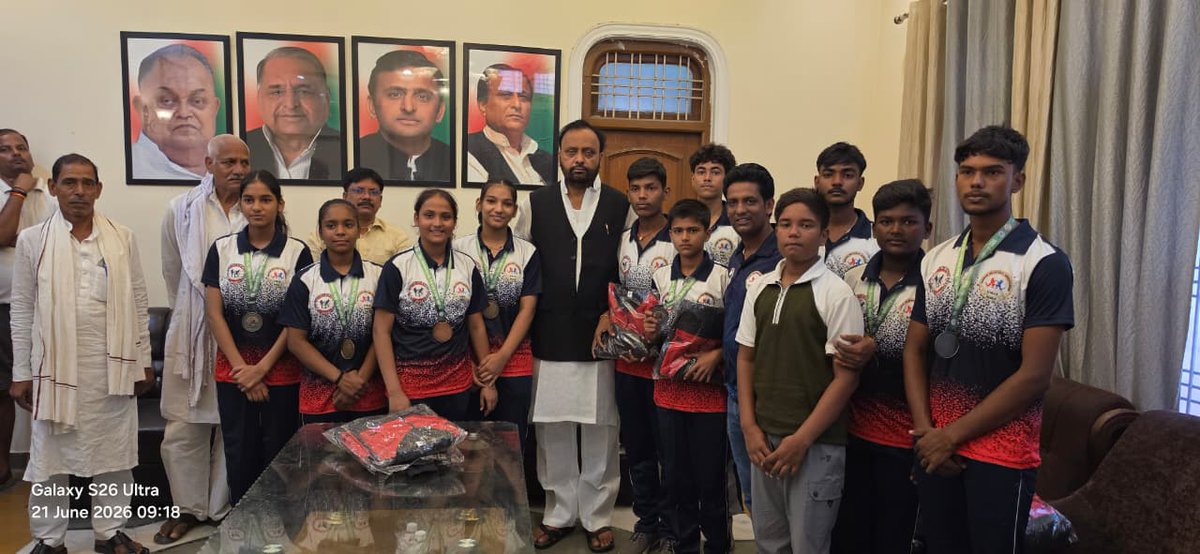 opsinghofficial's tweet photo. हल्द्वानी (उत्तराखंड) में आयोजित राष्ट्रीय मुआयथाई चैम्पियनशिप-2026 में सेवराई तहसील के 13 खिलाड़ियों ने उत्कृष्ट प्रदर्शन करते हुए 2 स्वर्ण, 2 रजत एवं 7 कांस्य पदक जीतकर क्षेत्र का गौरव बढ़ाया।
इस उपलब्धि पर सेवराई आवास पर खिलाड़ियों को बुलाकर ट्रैकसूट प्रदान कर सम्मानित किया । https://t.co/JoWP195CY4