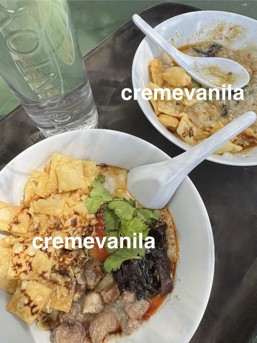 cremevanila's tweet photo. aku team pilih bubur buat menu sarapan. 🥣 toko bubur dpr ini jadi pilihan yang aku akan datengin terus di bdg. ❤️ tipe bubur oriental yang seasoningnya light tapi tetep rich. 🍚🥩🍗🌶️

fyi, aku dateng agak siang cuma dapet saikoro beef aja huhu tapi tetep enak! next mau cobain bebek asap bumbu merah sama kulit asin gurihnya. 🥓