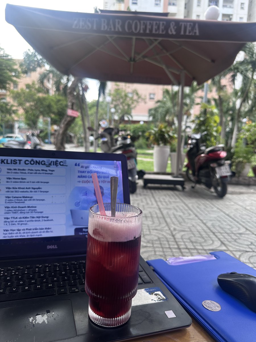 khangfreedom's tweet photo. Nay đổi món, trà atiso và cái view công viên.

Chiêm nghiệm một chút rồi cày kiếm bỉm sữa. https://t.co/iPQ57MvSp5