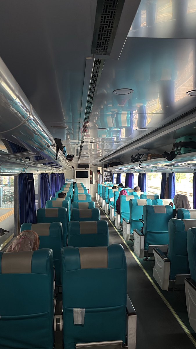splithebills's tweet photo. Hari ini KA Ciremai (Cirebon-Bandung) ACnya mati juga nih, panas @KAI121.

Semoga bisa lebih baik dr penanganan AC panas di KA Harina ya https://t.co/FI7pZy87PK