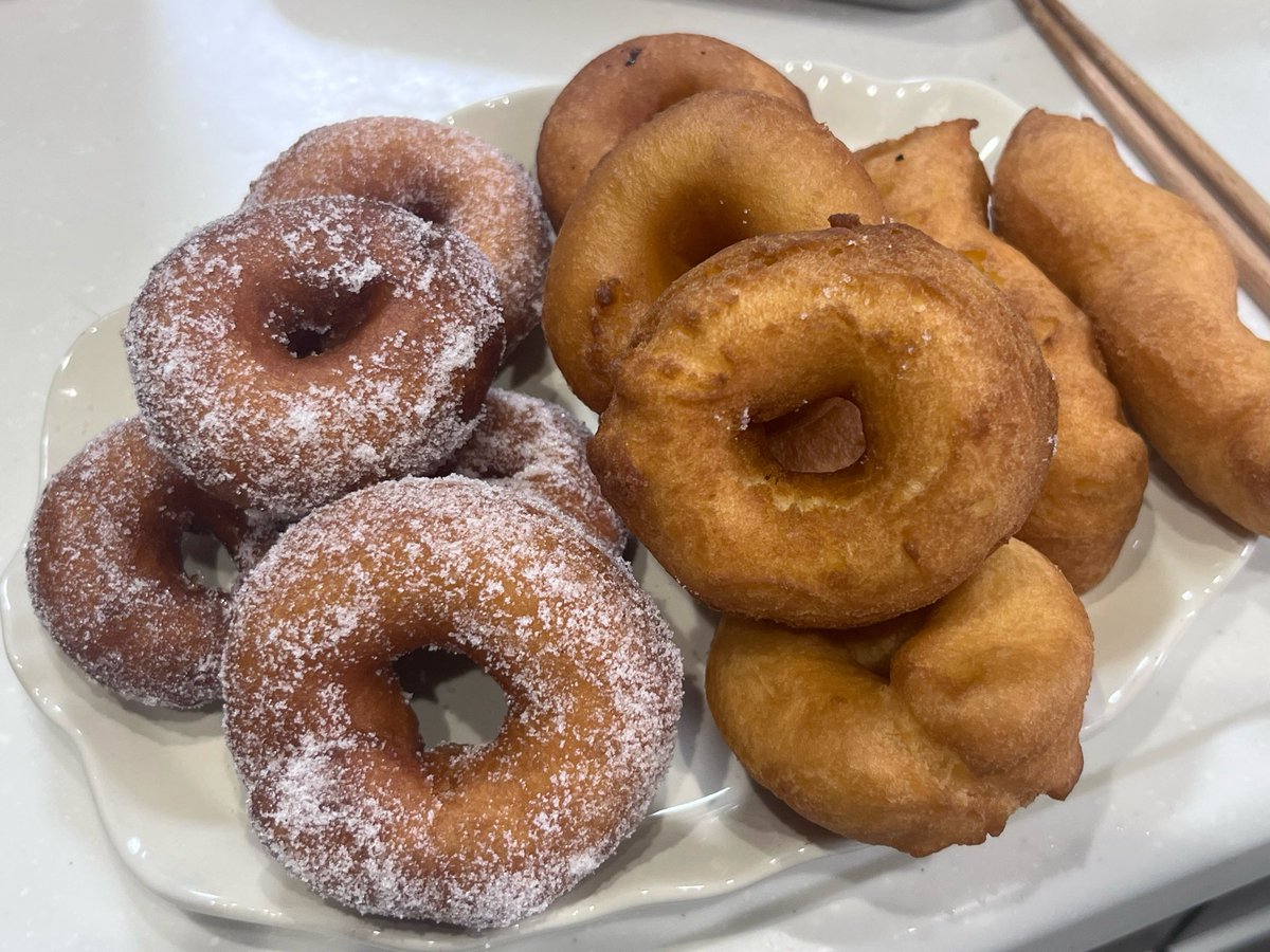cooking_no21's tweet photo. ドーナツ食べたいね🍩という話から
作られたドーナツたち🍩

揚げ物用の可愛い鍋買ってから
揚げ物も苦じゃない🫶
さくふわっでおいしかった🫶

今度はポンデリング風チャレンジしてみよ

#お菓子作り好きな人と繋がりたい　
#無言フォロー大歓迎 
#手作りお菓子 https://t.co/MFw8wgwd4C