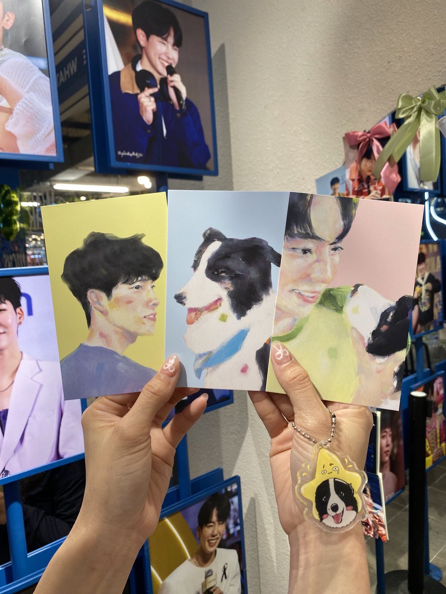 aWARplatonicus's tweet photo. ตอนนี้คูปองแลกของที่ระลึกครบเซ็ท หมดเรียบร้อยแล้วนะคะ🥺

🥤ซื้อเครื่องดื่มกับทางร้าน 1 แก้ว (เมนูใดก็ได้) 
นำใบเสร็จ มาแลกเซ็ทโปสการ์ด&amp;พวงกุญแจ 

สามารถเข้าชมงานจนถึง 22 มิถุนายน 2569
เวลา 17:00 น. นะคะ😊🍀

#aWARplatonicus 
@warwanarat #warwanarat https://t.co/GFEAflah4u