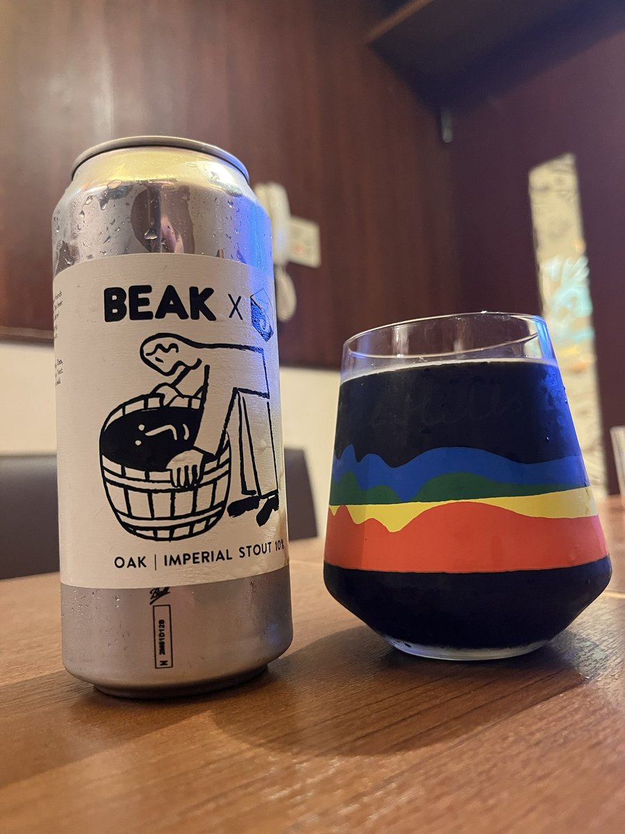 beer_telling's tweet photo. イングランド #Beak とアメリカ #3Sons のコラボスタウト、OAK!
エイジングしないでバレルエイジの味を出そうとしたチャレンジングな一本。説明では樽由来の抽出物を加え、木とマイクロ酸素供給…うん、よく分からん。
しかし一つ言えるのは、確かにこれはBAみを感じるスタウト。凄い。 https://t.co/KNrPzenOdK
