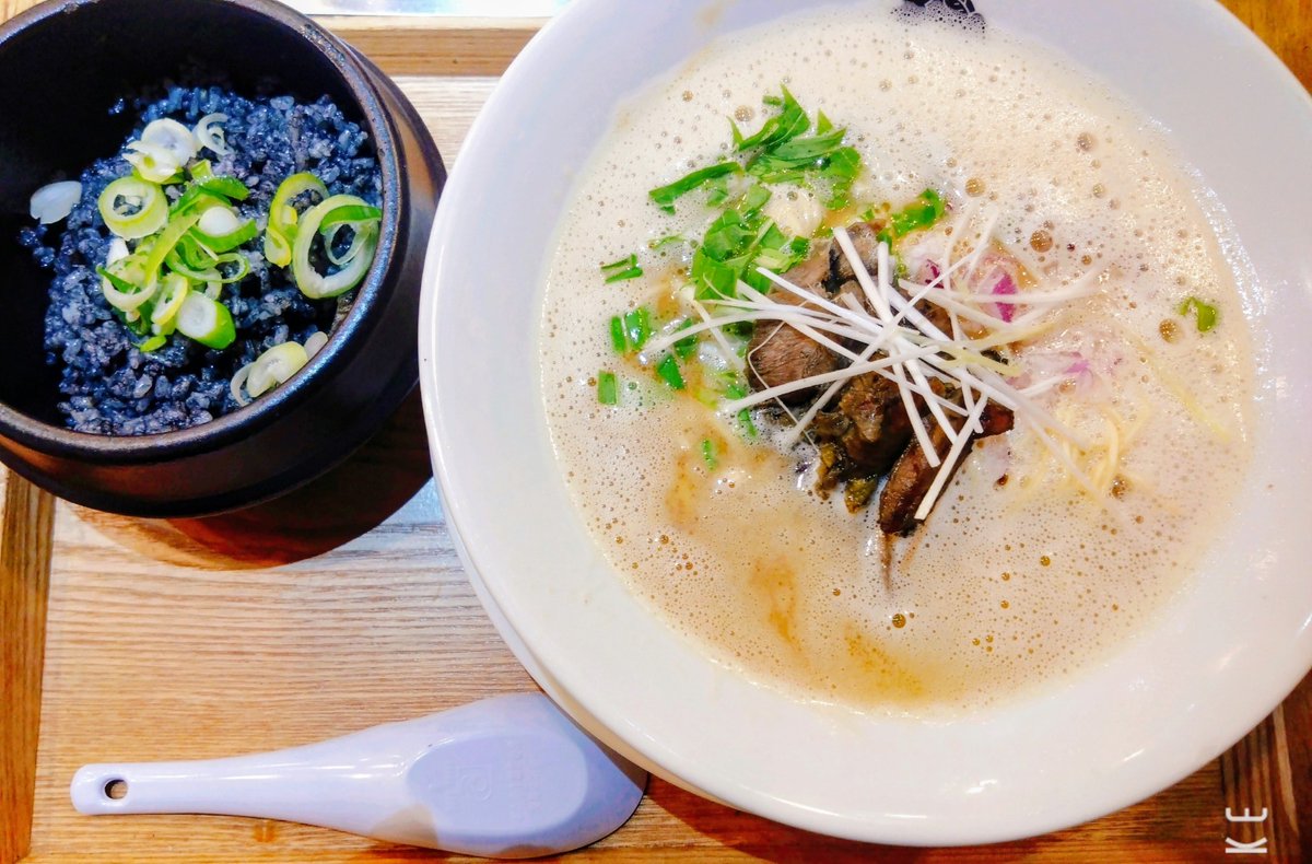 carebears0613's tweet photo. 鳥白湯ラーメンのシメは
スープに黒色のご飯を入れて
特製ソースを回し入れると
リゾットになります(*^^*) https://t.co/CHVR5adGaK