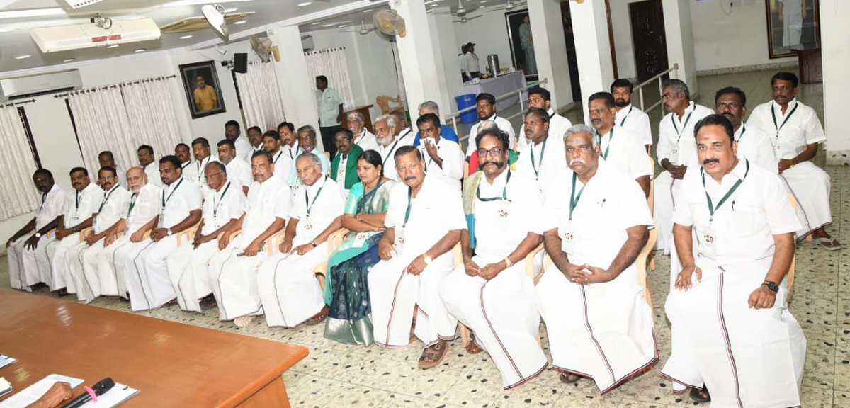 Arivoliakmu's tweet photo. மாண்புமிகு கழகப் பொதுச் செயலாளர் புரட்சித் தமிழர் திரு. @EPSTamilNadu அவர்கள் தலைமையில், நாகப்பட்டினம் மாவட்டக் கழக நிர்வாகிகள் ஆலோசனைக் கூட்டம் தலைமைக் கழகம் புரட்சித் தலைவர் எம்ஜிஆர் மாளிகையில் நடைபெற்றது.

#ADMK_TNJ  |  #AIADMK https://t.co/GjQiksstjf