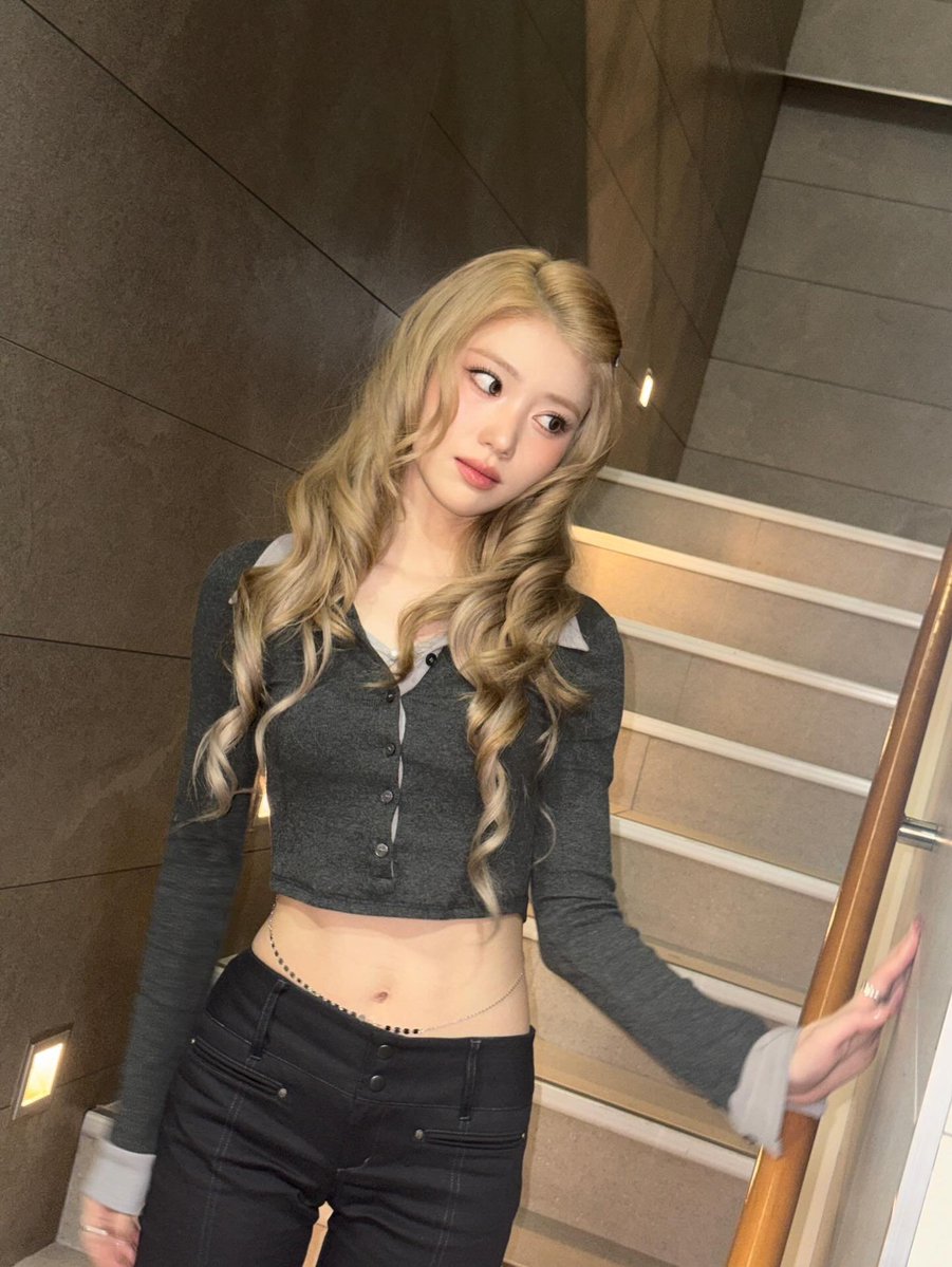 whosxiaaoting's tweet photo. My third outfit for promotions on Music Core and keep supporting us until the end of our promotions,okay? We'll keep working hard to show you our best performances. I hope you'll stay with us and enjoy every stage together,love you Kep1ian 🩶 https://t.co/A0jG2u22Ef