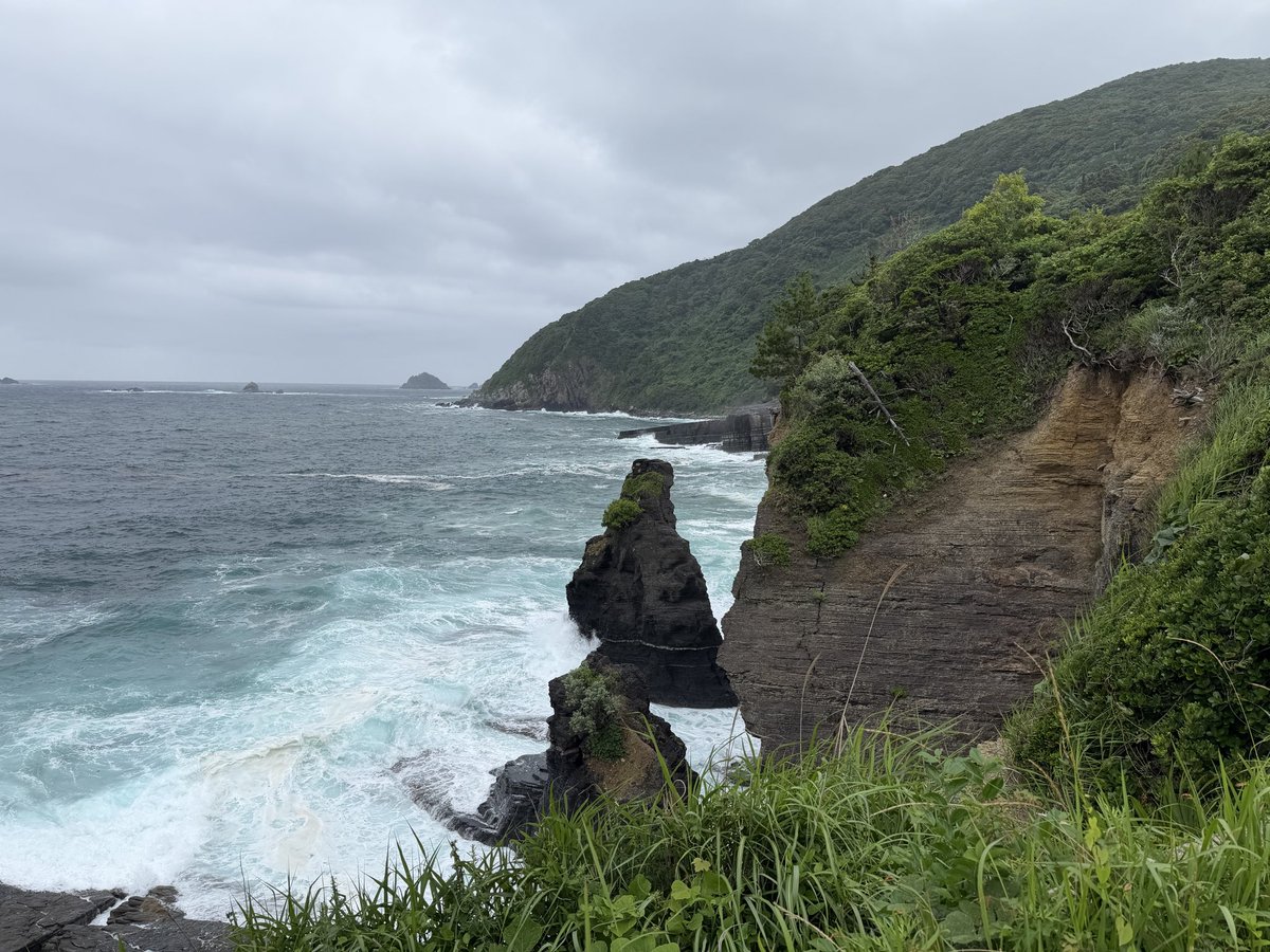 nishimura795's tweet photo. 須佐ホルンフェルス。
風が強いのこともあってすごい荒波🌊 https://t.co/gJChs9SWwU