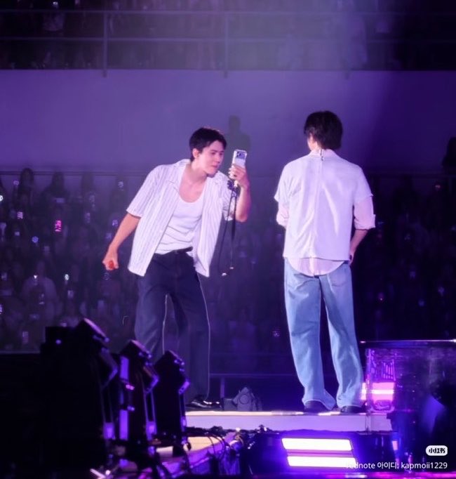 u_han94's tweet photo. Not only does Sehun act like an ajusshi sometimes, he even takes pictures like one 😭 https://t.co/8RlL4TXbCs