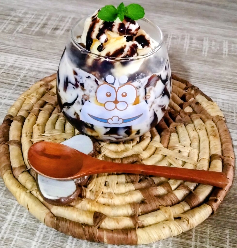 wanwaonwamu's tweet photo. 今日のおやつコーヒーゼリー
〜崩して牛乳入れてドロリッチみたいにしてアイス乗せてチョコソースかけて冬の間枯れて全て消えたはずなのにいつのまにか再生して無限に生えてくる生命力が恐ろしい鉢植えペパーミントの葉を添えて〜
の完成。 https://t.co/n8f5Qgb5s1