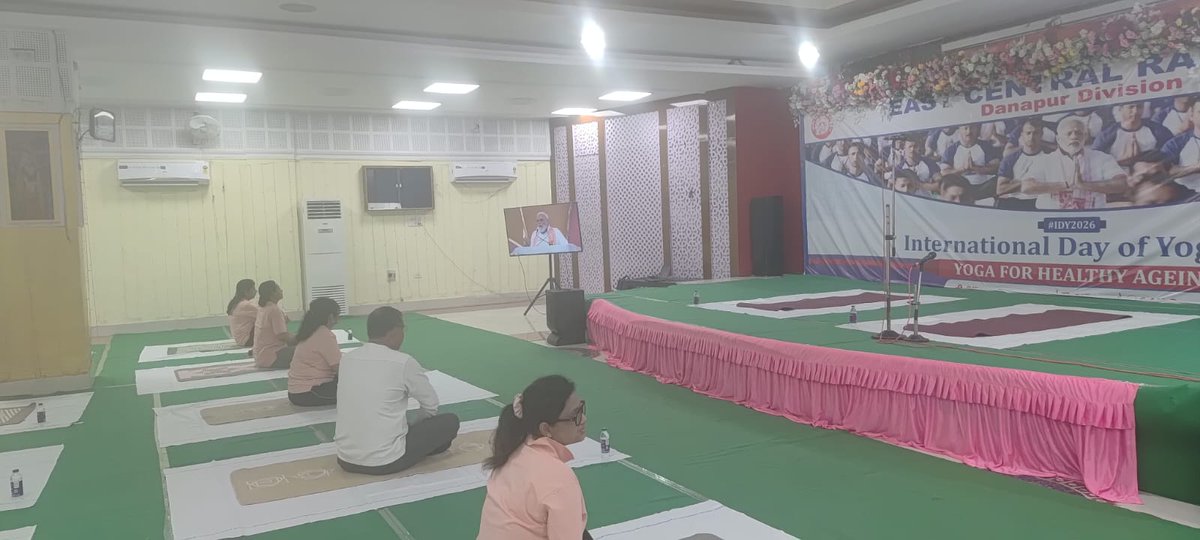 drmdnr's tweet photo. माननीय प्रधानमंत्री श्री नरेंद्र मोदी जी द्वारा कोलकाता में आयोजित अंतरराष्ट्रीय योग दिवस के राष्ट्रीय समारोह से, उनके संबोधन का सीधा प्रसारण देखते हुए,मंडल में आज #YogaForHealthyAgeing थीम के साथ 12वां #InternationalDayOfYoga2026 उत्साहपूर्वक मनाया गया।
मंडल रेल प्रबंधक श्री विनोद कुमार एवं पूर्व मध्य रेल महिला कल्याण संगठन, दानापुर की अध्यक्षा श्रीमती निशी देव की उपस्थिति में अधिकारियों एवं कर्मचारियो ने विभिन्न योगासनों एवं प्राणायाम का अभ्यास किया।
#YogaDay2026  
 #Yoga #HealthyLifestyle
@ECRlyHJP 
@RailMinIndia