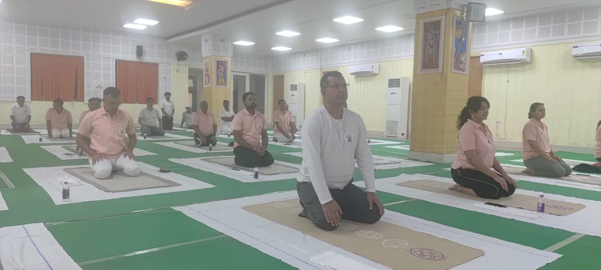 drmdnr's tweet photo. माननीय प्रधानमंत्री श्री नरेंद्र मोदी जी द्वारा कोलकाता में आयोजित अंतरराष्ट्रीय योग दिवस के राष्ट्रीय समारोह से, उनके संबोधन का सीधा प्रसारण देखते हुए,मंडल में आज #YogaForHealthyAgeing थीम के साथ 12वां #InternationalDayOfYoga2026 उत्साहपूर्वक मनाया गया।
मंडल रेल प्रबंधक श्री विनोद कुमार एवं पूर्व मध्य रेल महिला कल्याण संगठन, दानापुर की अध्यक्षा श्रीमती निशी देव की उपस्थिति में अधिकारियों एवं कर्मचारियो ने विभिन्न योगासनों एवं प्राणायाम का अभ्यास किया।
#YogaDay2026  
 #Yoga #HealthyLifestyle
@ECRlyHJP 
@RailMinIndia