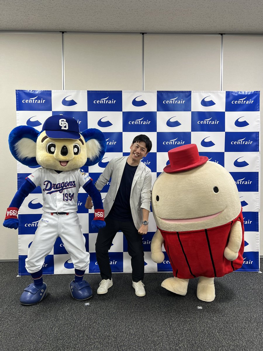 saint_tomoyasu's tweet photo. めっちゃ楽しかった〜🐨✨

ドアラさんと2ステージ！
ご来場いただいた皆さん、本当にありがとうございました😊

東京ドームでもなく、
日本代表戦でもなく、
セントレアを選んで来てくださった
“本物の皆さん”に感謝です🙏✨

ドアラさんのボケの嵐が心地よすぎて、
気付けばあっという間の時間🤣

おかげさ���で（？）
「最高のヘディングシュート」も決まりました🤭⚾️⚽️笑

ただひとつ心残りは…
にんじんサラダのくだりを回収できなかったこと🥕😂

次はちゃんと受け止めるぞ！！😂

#ドアラ
#なぞの旅人フー
#中日ドラゴンズ
#ドラゴンズ
#セントレア
#中部国際空港
#名古屋鉄道
#イベントMC
#トークショー
#スポーツDJ
#ドアラ好き
#ドラゴンズファン
#空港イベント
#愛知イベント
#名古屋イベント
#ドアラ先生
#ヘディングシュート
#楽しい時間
#ありがとうございました