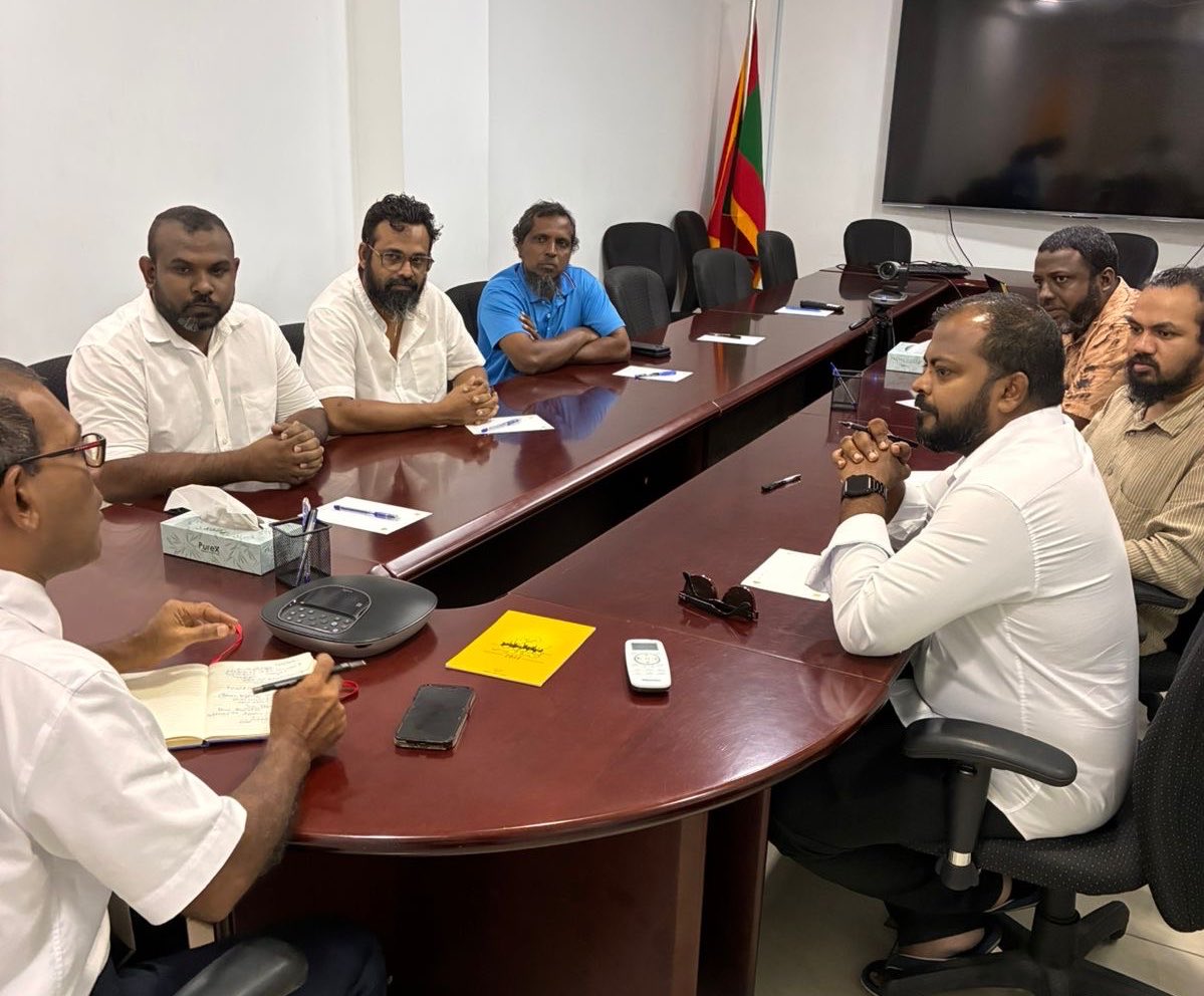 MDPSecretariat's tweet photo. އެމްޑީޕީގެ ޗެއަރޕާސަން ރައީސް @mohamednasheed ޑްރައިވަރސް އެސޯސިއޭޝަން އޮފް މޯލްޑިވްސް @driversassocMV ގެ މަންދޫބުންނާއި މިއަދު ހެނދުނު ބައްދަލުކުރައްވައި މަޝްވަރާ ކުރައްވައިފި. https://t.co/0yuIrFVmpR