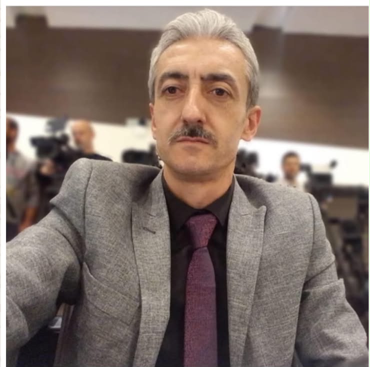 Deniz60605256's tweet photo. Bazı insanlar aramızdan ayrılır ama bıraktıkları mücadele yaşamaya devam eder.

#Savaşİmal işçinin sesi olmak için yıllarca emek verdi. Haksızlığın karşısında durdu, emekçinin yanında saf tuttu.
Bugün üzgünüz ama verdiği mücadeleyi saygıyla selamlıyoruz.
#Savaşİmal
EmeğinBabası https://t.co/79OdrEWIVd