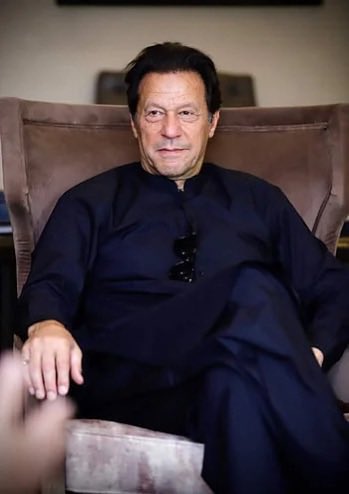 PTIGBOfficial's tweet photo. قوموں کی سوچ کا دھارا بدل دینے والے لوگ بہت ہی کم ہوتے ہیں۔ لوگ اکثر ذاتی کامیابی حاصل کرتے ہیں اور مشہور ہوجاتے ہیں، مگر وہ جو اپنی ذات کے لئے نہیں بلکہ اپنے پسماندہ طبقے کے لوگوں کی فلاح سوچیں اور قوم کے سوچنے کے انداز کو تبدیل کردیں وہ اصل فاتح ہوتے ہیں۔
عمران خان وہ فاتح انسان ہے۔
اور اسکا واسطہ کم ظرف مخالف سے ہے۔ 
#ReleaseImranKhan