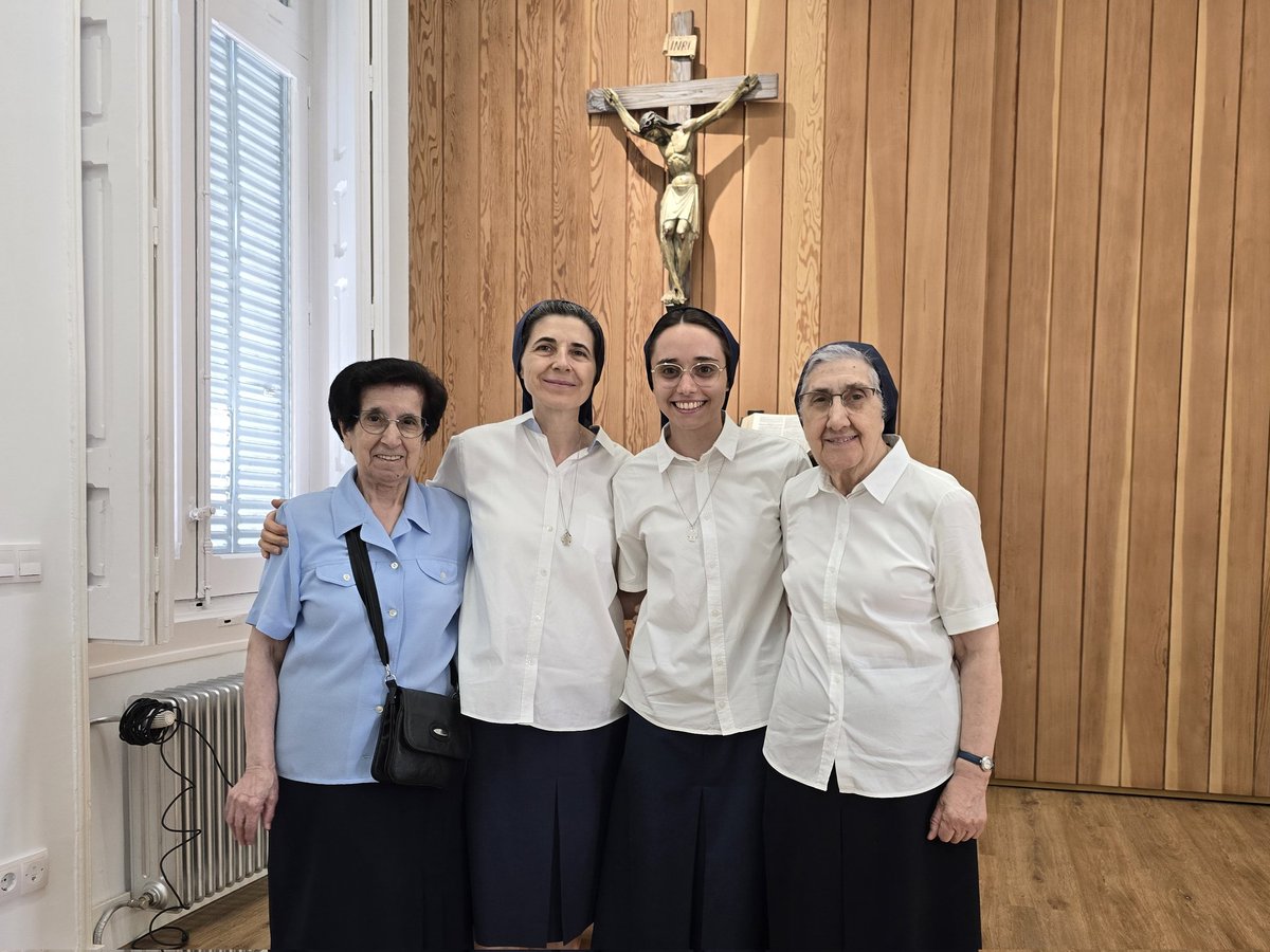 HijasCaridadEC's tweet photo. Las Comunidades del Colegio "Milagrosa-Las Nieves" #Ávila y el Centro Social "Catalina Labouré" #Madrid os reciben con inmensa alegría 🫶🏽

¡Sed fieles y felices Hijas de la Caridad! ❤️‍🔥🤲🏼 https://t.co/yubc9pvfRB