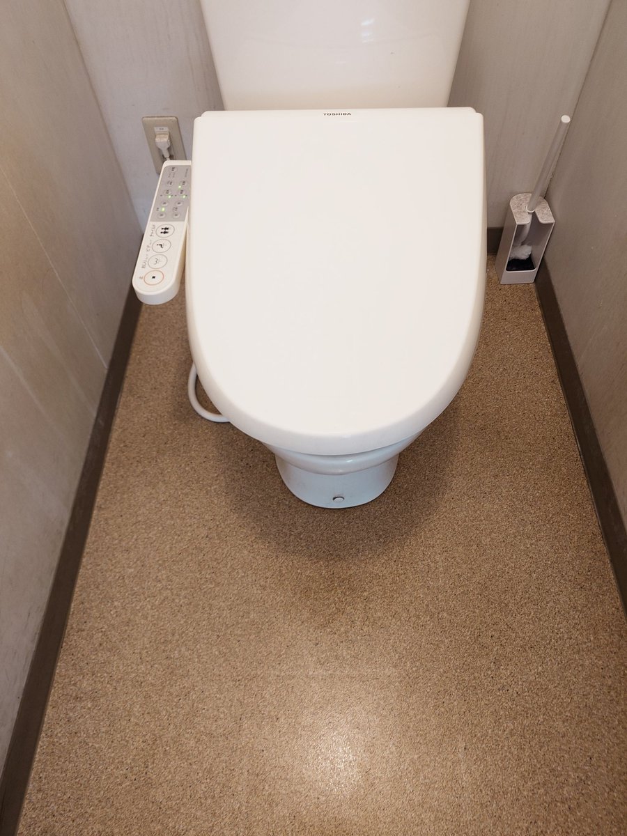 batora9999's tweet photo. 日本サポーターのように私も
会社のトイレを使った時以上に
綺麗にしときました♪ https://t.co/5mB60JsCT7