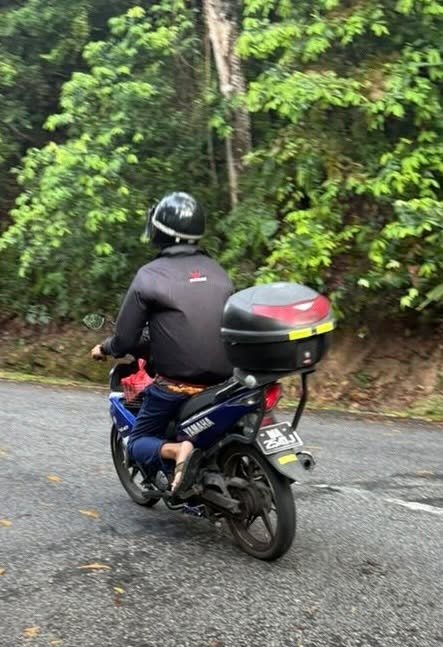 mynewshub's tweet photo. PERINGATAN untuk perempuan yang jog di Taman TAR.

Pagi ni sekitar jam 8 pagi, masa naik bukit menghala ke Mutiara Condo, ada seorang uncle pesan supaya aware dengan sorang lelaki yang asyik ulang-alik naik motosikal di kawasan tu sambil ada kertas gulung or rokok gulung kat mulut.

Ktorg ada nampak lelaki tu dan rasa kurang selesa. 

Masa nak turun, kami ikut belakang seorang lelaki lain sebab nampak dia macam menunggu kami lalu.

Tak pasti apa niat dia, tapi lebih baik berjaga-jaga....

Teks: Nasrimas.asri